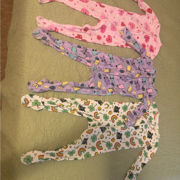 The Children's Place Zipper Sleepers / Valentine’s Day, Easter, St. Patrick’s - Picture 5 of 8